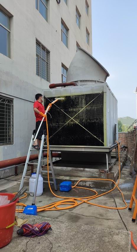 螺杆机组冷却塔清洗